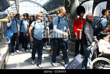 Les membres de l'équipe olympique française arrivent en Eurostar à la gare de St Pancras à Londres pour les Jeux Olympiques de Londres 2012. Banque D'Images