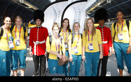 Les membres de l'équipe australienne arrivent en Eurostar à la gare de St Pancras à Londres pour les Jeux Olympiques de Londres 2012. Banque D'Images