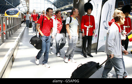 Les membres de l'équipe olympique belge arrivent en Eurostar à la gare de St Pancras à Londres pour les Jeux Olympiques de Londres 2012. Banque D'Images