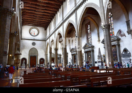 Intérieur vers l'entrée principale, la Basilique de Santa Croce, de la Basilique de la Sainte Croix, Florence Banque D'Images