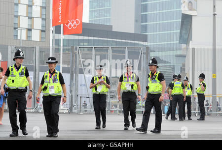 Des policiers arrivent au parc olympique, alors que les préparatifs finaux ont lieu pour le début des Jeux Olympiques. Banque D'Images