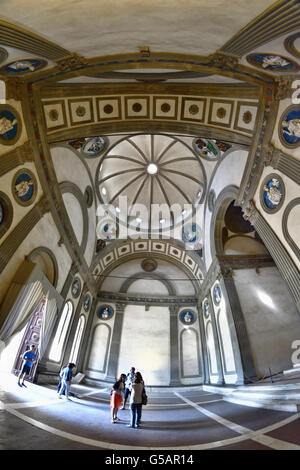 La chapelle Pazzi, Cappella dei Pazzi, communément crédité à Filippo Brunelleschi, est un édifice religieux à Florence Banque D'Images