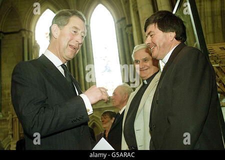 Le Prince de Galles (à gauche) s'entretient avec le Rév Keith Jukes de l'abbaye de Selby (à droite) et le Rév Cyril Roberts, recteur de Great Snaith à York Minster, au service commémoratif des victimes de l'accident ferroviaire de Selby. * deux mille personnes y ont assisté, dont le vice-premier ministre John Prescott, des passagers blessés dans la tragédie, des représentants des compagnies ferroviaires et du personnel des services d'urgence qui ont travaillé sur les lieux de la catastrophe. Dix personnes ont été tuées lorsqu'un train de voyageurs du GNER est entré en collision avec un train de marchandises près du village de Great Heck le 28/02/01. Banque D'Images