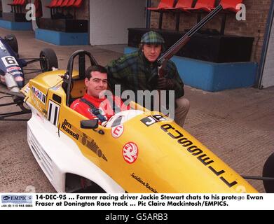 14-DEC-95 ... L'ancien pilote de course Jackie Stewart discute avec son protesté Ewan Fraser à l'hippodrome de Donington Banque D'Images