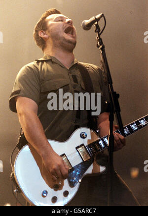 Le chanteur James Dean Bradfield, du groupe de rock galloise Manic Street Preachers, se présentant sur scène à la Brixton Academy, à Londres. Banque D'Images