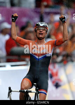 Marianne vos (à gauche), aux pays-Bas, célèbre sa victoire devant Lizzie Armitstead, deuxième place de Grande-Bretagne, lors de la course sur route des femmes le long de la galerie marchande, le deuxième jour des Jeux Olympiques de Londres. Banque D'Images