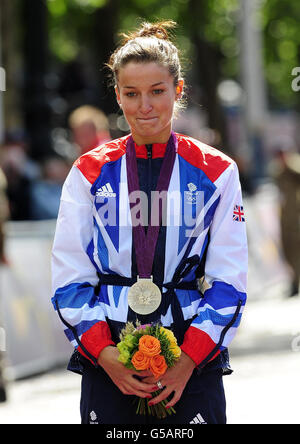 Lizzie Armitstead en Grande-Bretagne avec sa médaille d'argent après la course sur route des femmes le long de la galerie marchande le deuxième jour des Jeux Olympiques à Londres. Banque D'Images