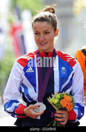 Lizzie Armitstead en Grande-Bretagne avec sa médaille d'argent après la course sur route des femmes le long de la galerie marchande le deuxième jour des Jeux Olympiques à Londres. Banque D'Images