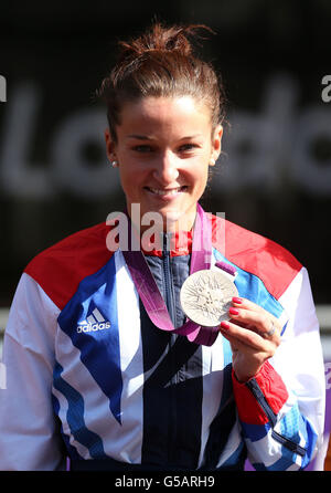 Lizzie Armitstead de Grande-Bretagne avec sa médaille d'argent à la suite de la Women's Road Race au Mall, Londres, le deuxième jour des Jeux olympiques de Londres 2012. Banque D'Images