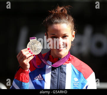 Lizzie Armitstead de Grande-Bretagne avec sa médaille d'argent à la suite de la Women's Road Race au Mall, Londres, le deuxième jour des Jeux olympiques de Londres 2012. Banque D'Images