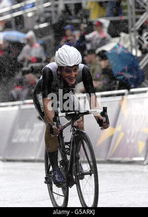 Lizzie Armitstead, en Grande-Bretagne, franchit la ligne en deuxième place lors de la course de la route des femmes sur le Mall, Londres, le deuxième jour des Jeux Olympiques de Londres 2012. Banque D'Images