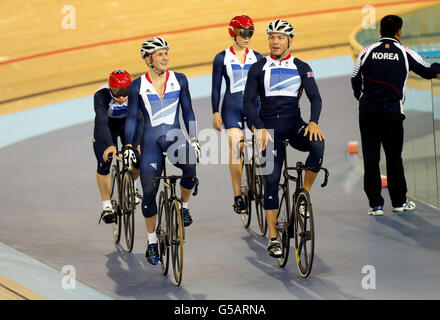 Jason Kenny (à gauche) et Sir Chris Hoy (à droite) pendant la séance d'entraînement de Grande-Bretagne au vélodrome du Parc olympique. Banque D'Images