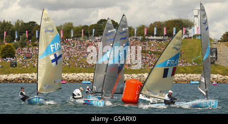 Jeux Olympiques de Londres - 2e jour.Les spectateurs assistent à la première course de la journée en classe Finn depuis la zone réservée aux billets des jardins de Nothe à Weymouth. Banque D'Images