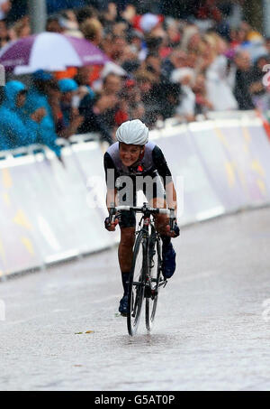 Lizzie Armitstead, en Grande-Bretagne, va finir deuxième lors de la course sur route des femmes le long du Mall le deuxième jour des Jeux Olympiques à Londres. Banque D'Images