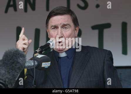 Le père Brian d'Arcy parle à des milliers de personnes qui assistent à un rassemblement en faveur de Sean Quinn et de sa famille à Ballyconnell dans Co Cavan ce soir. Banque D'Images