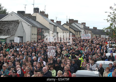 Des milliers de personnes assistent ce soir à un rassemblement en faveur de Sean Quinn et de sa famille à Ballyconnell, dans le Co Cavan. Banque D'Images