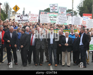 Les dirigeants de l'AAG, notamment (de gauche à droite) Joe Kearnan, le père Brian d'Arcy, Micky Harte, Sean Boylan et Colm O'Rourke, qui se sont joints ce soir à des milliers de personnes participant à un rassemblement pour soutenir Sean Quinn et sa famille à Ballyconnell, dans le Co Cavan. Banque D'Images