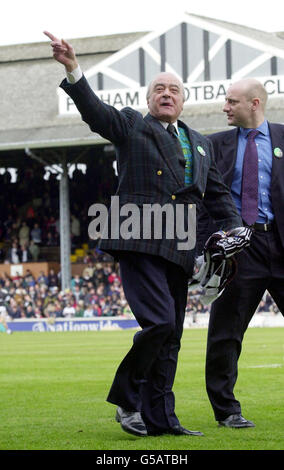 Mohamed Al Fayed, président de Fulham, se présente devant la foule lors du match Nationwide Division One à Craven Cottage, Londres. Banque D'Images