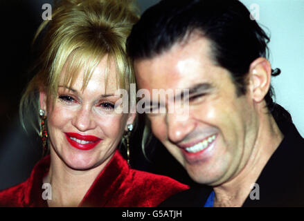 L'acteur Antonio Banderas arrive pour la première de son nouveau film 'Spy Kids' avec l'épouse actrice Melanie Griffith à l'Odeon dans l'ouest de Londres. Spy Kids réalisé par Robert Rodriquez est un 'James Bond' pour les enfants, rempli de gadgets et de réalité virtuelle. Banque D'Images