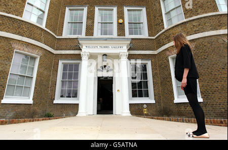 Anna Mason, conservatrice de la galerie, se trouve à l'extérieur de la galerie William Morris, à Walthamstow, dans l'est de Londres. Banque D'Images