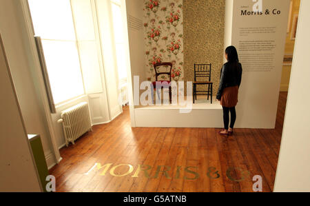 Une femme sans nom regarde les expositions pendant un aperçu de la galerie William Morris rénovée à Walthamstow, dans l'est de Londres. Banque D'Images