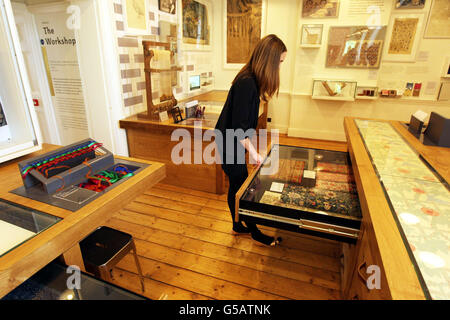 Anna Mason, conservatrice de la Galerie, regarde une exposition lors d'un aperçu de la galerie William Morris rénovée à Walthamstow, dans l'est de Londres. Banque D'Images