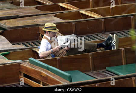 Un chauffeur punt de Cambridge lit son journal, en attendant les clients qui ont été peu nombreux et loin depuis le déclenchement de la fièvre aphteuse cette année. Banque D'Images