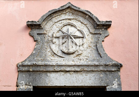 Détail de l'étoile sur le dessus de la porte à l'ancien corps de garde dans la cour du palais de Oeiras, Portugal Banque D'Images