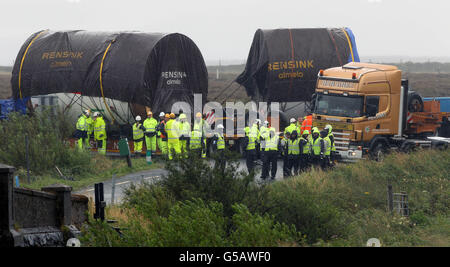 Un camion à tricots contenant des machines d'alésage de tunnel qui s'est coincé ce matin sur le chemin de la raffinerie Shell Bellanaboy Gas à Co Mayo. Banque D'Images