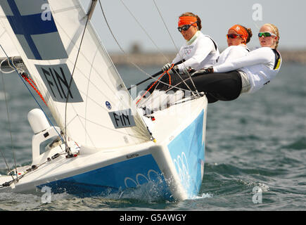 L'équipe finlandaise de courses de match des femmes de Silja Lehtinen, Silja Kanerva et Mikaela Wulff pratique dans leur Elliott 6 mètres dans le port de Portland. Leur première course à la concurrence est demain. Banque D'Images