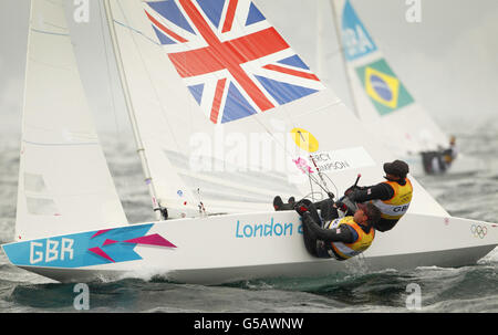 Iain Percy et Andrew Simpson, en Grande-Bretagne, ont mené la paire brésilienne de Robert Scheidt et Bruno Prada (à droite) dans la classe Star lors des courses sur Weymouth Bay aujourd'hui. Banque D'Images