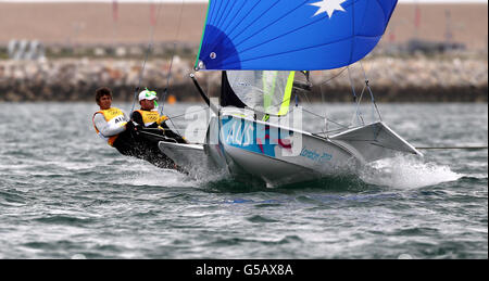 L'équipage australien de 49 ans de Nathan Outteridge et Iain Jensen se dirige pour le début du 7ème tour d'aujourd'hui dans la compétition olympique de voile à Weymouth. Banque D'Images