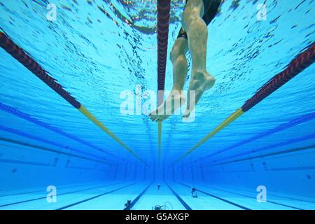 Les jambes Michael Phelps des États-Unis sont vues dans la piscine après que Ryan Lochte l'a battu lors de la demi-finale individuelle Medley de 200 m des hommes au centre aquatique du parc olympique de Londres. Banque D'Images