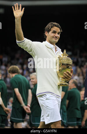 Roger Federer, de Suisse, se hante devant la foule après avoir battu Andy Murray, de Grande-Bretagne, lors du treize des championnats de Wimbledon 2012 au All England Lawn tennis Club, à Wimbledon. Banque D'Images