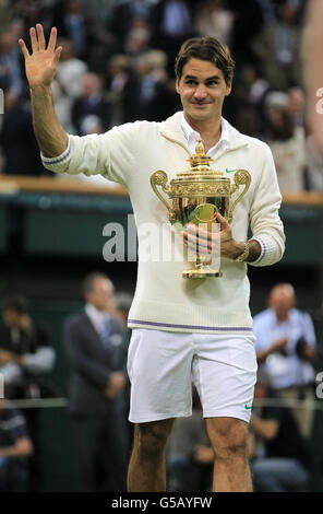 Roger Federer, de Suisse, se hante devant la foule après avoir battu Andy Murray, de Grande-Bretagne, lors du treize des championnats de Wimbledon 2012 au All England Lawn tennis Club, à Wimbledon. Banque D'Images