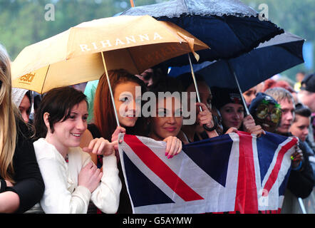 Les fans attendent que Rihanna se déroule au Barclaycard Wireless Festival 2012 à Hyde Park à Londres. Banque D'Images