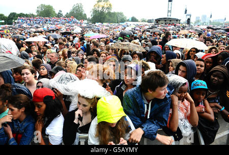 La foule attend que Rihanna se déroule au Barclaycard Wireless Festival 2012 à Hyde Park à Londres. Banque D'Images