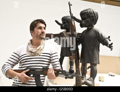 Son Symondson, photographe et ex-soldat, avec un travail en cours, une pièce de Jake Chapman qui sera mise aux enchères avec tous les bénéfices de la campagne Peace One Day, au studio de Jake Champman à Londres. Banque D'Images