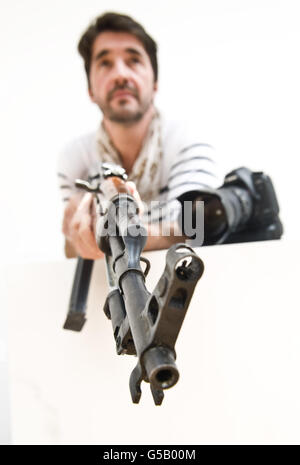 Son Symondson, photographe et ex-soldat, lors du lancement de la vente aux enchères d'art de la campagne Peace One Day au studio de Jake Champman à Londres. Banque D'Images