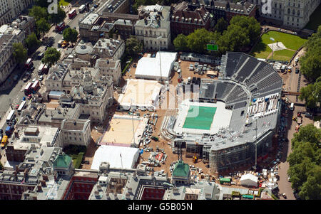 Vue aérienne montrant la construction de l'arène olympique de volley-ball de plage, sur Horseguards Parade, dans le centre de Londres. Banque D'Images