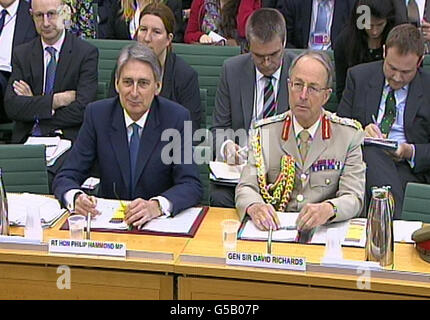 Le secrétaire à la Défense, Philip Hammond (à gauche), et le général du chef d'état-major de la Défense, Sir David Richard, témoignent devant le Comité de la Défense de la Chambre des communes, à Londres. Banque D'Images