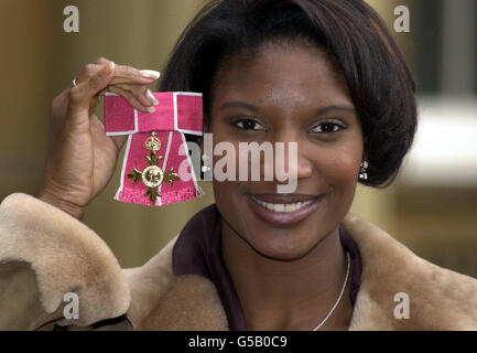 Denise Lewis, médaillée d'or olympique, avec l'OBE qu'elle a reçu du Prince de Galles au Palais de Buckingham à Londres. Stargazer Sir Patrick Moore a reçu sa chevalier. Banque D'Images