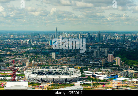 Vue aérienne du parc olympique, à Stratford, à l'est de Londres, montrant le stade olympique et une vue sur le centre de Londres. Banque D'Images