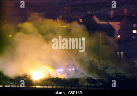 Un feu a été allumé dans la fosse brûlante de la ferme de Netherplace, dans le centre de Lockerbie, en Écosse. La ferme, la première en Écosse à être touchée par l'épidémie de fièvre aphteuse, a brûlé son bétail et ses moutons. Banque D'Images