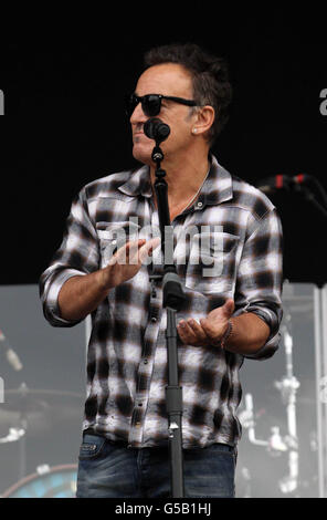 Bruce Springsteen présente John Fogerty au festival de musique Hard Rock Calling à Hyde Park, Londres.APPUYEZ SUR ASSOCIATION photo.Date de la photo: Samedi 14 juillet 2012.Voir l'histoire de PA SHOWBIZ HardRock.Le crédit photo devrait se lire comme suit : Lewis Whyld/PA Wire Banque D'Images