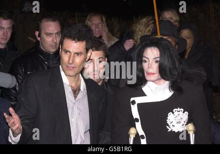 Michael Jackson (à droite), la plus grande star pop au monde, est rencontré par Uri Geller (à gauche) lorsqu'il arrive à Oxford Union presque trois heures de retard pour parler de la protection de l'enfance et pour lancer une association caritative pour enfants. Banque D'Images