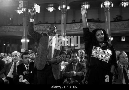 À leurs pieds, les députés Bernie Grant et Diane Abbott, regardés par les députés Paul Boateng et Keith Vaz (bras pliés) lors du débat sur la création de sections noires distinctes au sein du Parti travailliste lors de la conférence annuelle du parti à Blackpool. Banque D'Images