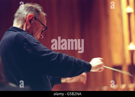 Le compositeur Ennio Morricone, célèbre pour ses partitions de films dans des westerns spaghetti tels que The Good, The Bad et The Ugly, répète au Barbican Center de Londres avant de faire ses débuts au Royaume-Uni. * l'Italien de 72 ans a penné beaucoup de musique de chambre, mais est le plus connu pour son travail avec les films de cow-boy de Sergio Leone des années 1960, qui a révolutionné la façon dont la musique a été utilisée dans le cinéma. Il fera ses débuts en direct au Royaume-Uni au Barbican, dans le centre de Londres. Banque D'Images