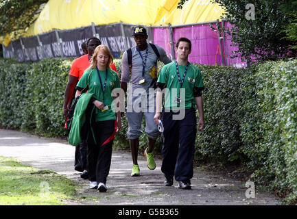 Le sprinter jamaïcain Ubain Bolt (au centre) arrive à la base de formation de l'équipe à Birmingham University, Birmingham. Banque D'Images