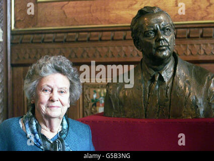 Lady Mary Wilson par un buste en bronze de son défunt mari Lord Wilson de Rievaulx dévoilé par le premier ministre britannique Tony Blair à la Chambre des communes. * Harold Wilson, qui à 31 ans est devenu le plus jeune ministre du Cabinet depuis Pitt, est décédé en 1995 à l'âge de 79 ans et est le plus ancien Premier ministre travailliste de l'histoire. La sculpture prendra éventuellement sa place à côté des apparences d'autres premiers ministres du XXe siècle dans le lobby des députés de la Chambre des communes. Banque D'Images